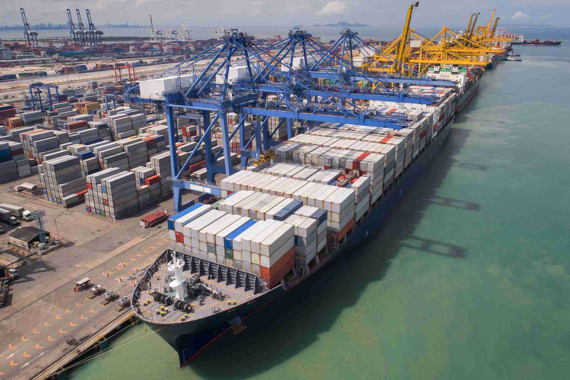container-box-loading-by-crane (1)